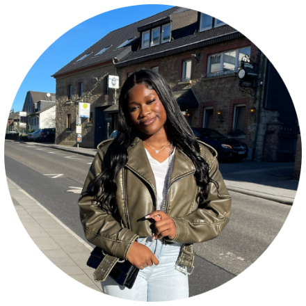 Flesher Yeboah, PErson schwaarzhaaring, dunkehäutig, auf der Straße im Sonnenschein (c) privat Flesher Yeboah, PErson schwaarzhaaring, dunkehäutig, auf der Straße im Sonnenschein